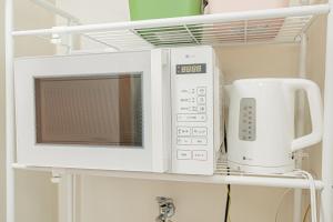 東京にあるsakura 606の棚の上の電子レンジとブレンダー