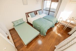 東京にあるsakura 606のベッド2台とテーブルのある寝室