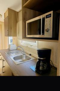 Köök või kööginurk majutusasutuses Magic Caravan Camber Sands