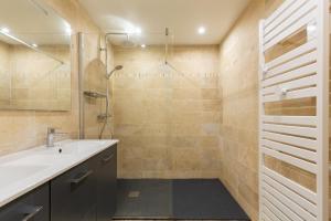 Koupelna v ubytování Appartement tout confort , centre Loudenvielle + 12 fotografií