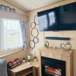 Televiisor ja/või meelelahutuskeskus majutusasutuses Magic Caravan Camber Sands +7 fotot