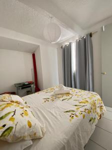 a bedroom with a white bed with yellow flowers on it at Casa-Patio Bugambilias in Temixco