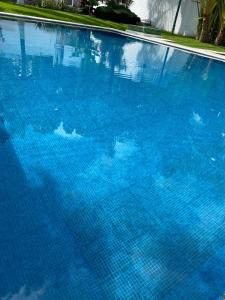 a large blue swimming pool with blue water at Casa-Patio Bugambilias in Temixco