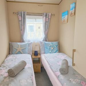 Voodi või voodid majutusasutuse Magic Caravan Camber Sands toas