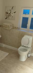 Un baño con inodoro blanco y ventana. en 9 Church View, en Clapham 10 fotos más