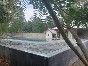 una piscina en medio de un patio en Seeing Green Udawalawa, en Udawalawe 36 fotos más
