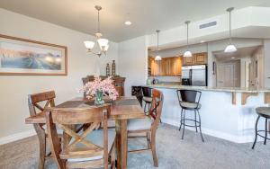 een keuken en eetkamer met een houten tafel en stoelen bij NEW - Raven's Nest - DT Leavenworth in Leavenworth +15 foto's