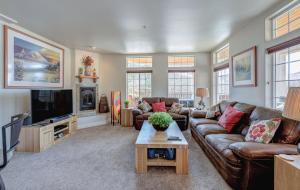 een woonkamer met een bank en een tv bij NEW - Raven's Nest - DT Leavenworth in Leavenworth