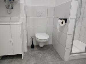 Ένα μπάνιο στο Bruchsal Business Apartment - Schreibtisch - Smart-TV +6 φωτογραφίες