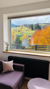 コルビエルフにあるVilla Makuchówkaの窓(ソファ付)が備わる眺めの良い客室です。