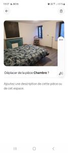eine Seite eines Schlafzimmers mit einem Bett in einem Zimmer in der Unterkunft Chambre dans maison rénovée in Commercy