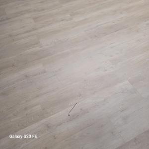 eine Nahaufnahme eines Holzbodens in der Unterkunft Chambre dans maison rénovée in Commercy