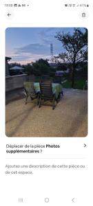 ein Bild von zwei Stühlen und einem Tisch in der Unterkunft Chambre dans maison rénovée in Commercy