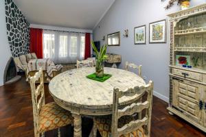 a dining room with a table and chairs at Casa Maravilha II in Caniço +17 photos
