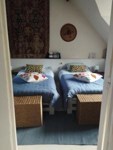 Una habitación con dos camas individuales. en Maintenon Saint Martin de nigelles, maison d'hôtes Marguerite, en Églancourt