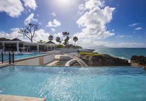 ein Swimmingpool mit Blick auf das Meer in der Unterkunft Bubble Glamping con credito Consumible! in Sosúa