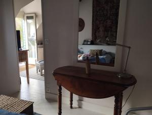 espejo sobre una mesa en una habitación en Maintenon Saint Martin de nigelles, maison d'hôtes Marguerite, en Églancourt