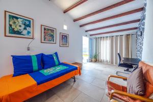 a living room with a bed and a couch at Casa Maravilha III in Caniço