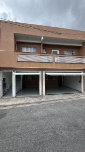un bâtiment avec deux places de parking devant dans l'établissement Yes João & Maria Casa inteira com garagem 7km aeroporto GRU, à Guarulhos