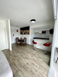 Kuchyň nebo kuchyňský kout v ubytování Moderno apartamento em Jundiaí