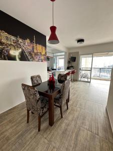 TV a/nebo společenská místnost v ubytování Moderno apartamento em Jundiaí