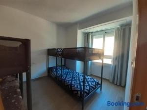 una camera da letto con un letto a castello e una finestra di Villa Llanca Dominiq a Llança