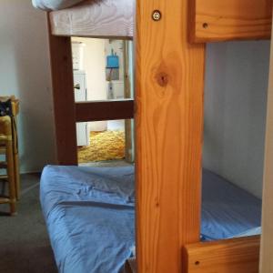 un letto a castello con specchio in una camera di Villa Llanca Dominiq a Llança