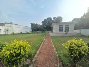 Niwaas Stay في فاراناسي: ساحة بها بيت ابيض وميدان