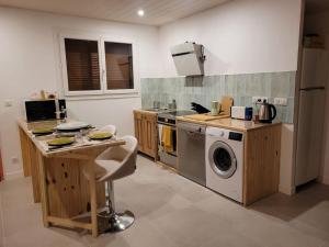 Kuchyň nebo kuchyňský kout v ubytování Appartement 1 à 4 personnes entre lacs vignes et montagnes