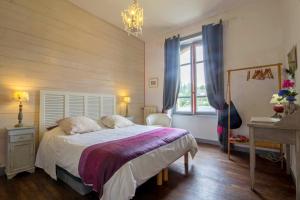 a bedroom with a large bed and a window at Villa de charme, 15 personnes, vue canal in Rohan