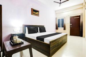 Postel nebo postele na pokoji v ubytování Hotel O Girdharwal Resort + 21 fotografií