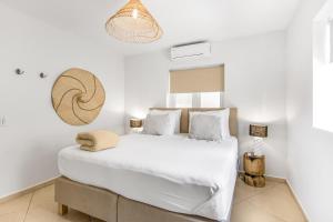 Ένα ή περισσότερα κρεβάτια σε δωμάτιο στο De Vos Botanica mini resort met plunge pool in Jan Thiel