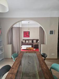 ガルダンヌにあるMaison de ville lumineuse avec jardinのテーブルとソファのあるリビングルーム