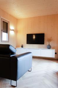 TV a/nebo společenská místnost v ubytování Oaza Luxury Glamping Resort