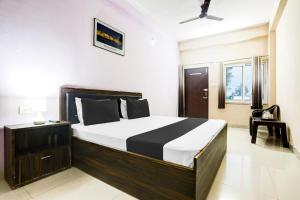 Postel nebo postele na pokoji v ubytování Hotel O Girdharwal Resort