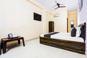 TV a/nebo společenská místnost v ubytování Hotel O Girdharwal Resort