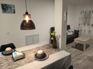 ein Wohnzimmer mit einem Tisch mit Hüten darauf in der Unterkunft Casa Blanca - Alameda in Toledo + 11 Fotos