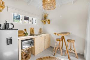 Η κουζίνα ή μικρή κουζίνα στο De Vos Botanica mini resort met plunge pool in Jan Thiel