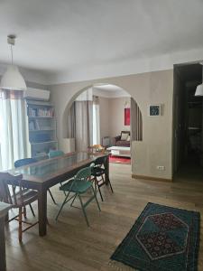 ガルダンヌにあるMaison de ville lumineuse avec jardinのダイニングテーブルと椅子のあるリビングルーム