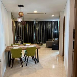 Sky Suites Luxury apartment by KL في كوالالمبور: غرفة معيشة مع طاولة وكراسي وأريكة +20 صورة