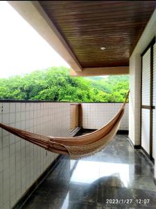 a hammock hanging from a wall in a building at Varandas do Atlântico in Guarujá