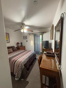 TV a/nebo společenská místnost v ubytování Mystic Canyon Inn