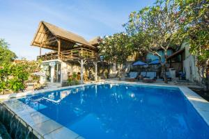 una piscina frente a una casa en Ware Ware Surf Bungalow Lembongan, en Nusa Lembongan