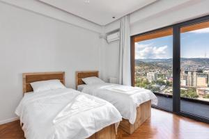 Un pat sau paturi într-o cameră la Luxor Collection Apartments