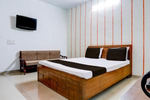 Ένα ή περισσότερα κρεβάτια σε δωμάτιο στο Hotel O INDRA FUN 'N' FOOD