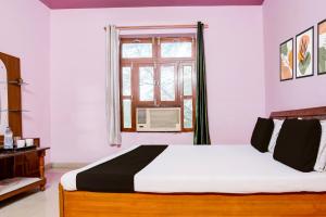 Ένα ή περισσότερα κρεβάτια σε δωμάτιο στο Hotel O INDRA FUN 'N' FOOD