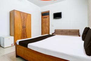 Ένα ή περισσότερα κρεβάτια σε δωμάτιο στο Hotel O INDRA FUN 'N' FOOD