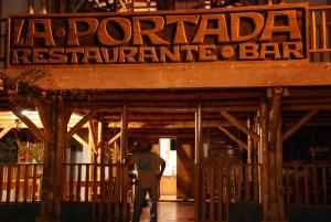 InzáLa Portada en Tierradentro Restaurante y Hospedaje的一名男子走在一家餐馆酒吧前