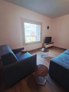 een woonkamer met een bank en een raam bij Pontile 1 in Paratico