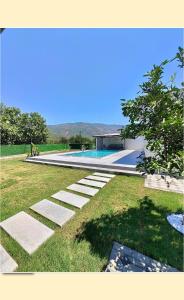 een zwembad midden in een tuin bij villakasel in Koycegiz